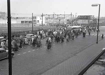 167203 Gezicht op de drukke Woenselse overweg te Eindhoven.N.B. De foto is in spiegelbeeld.